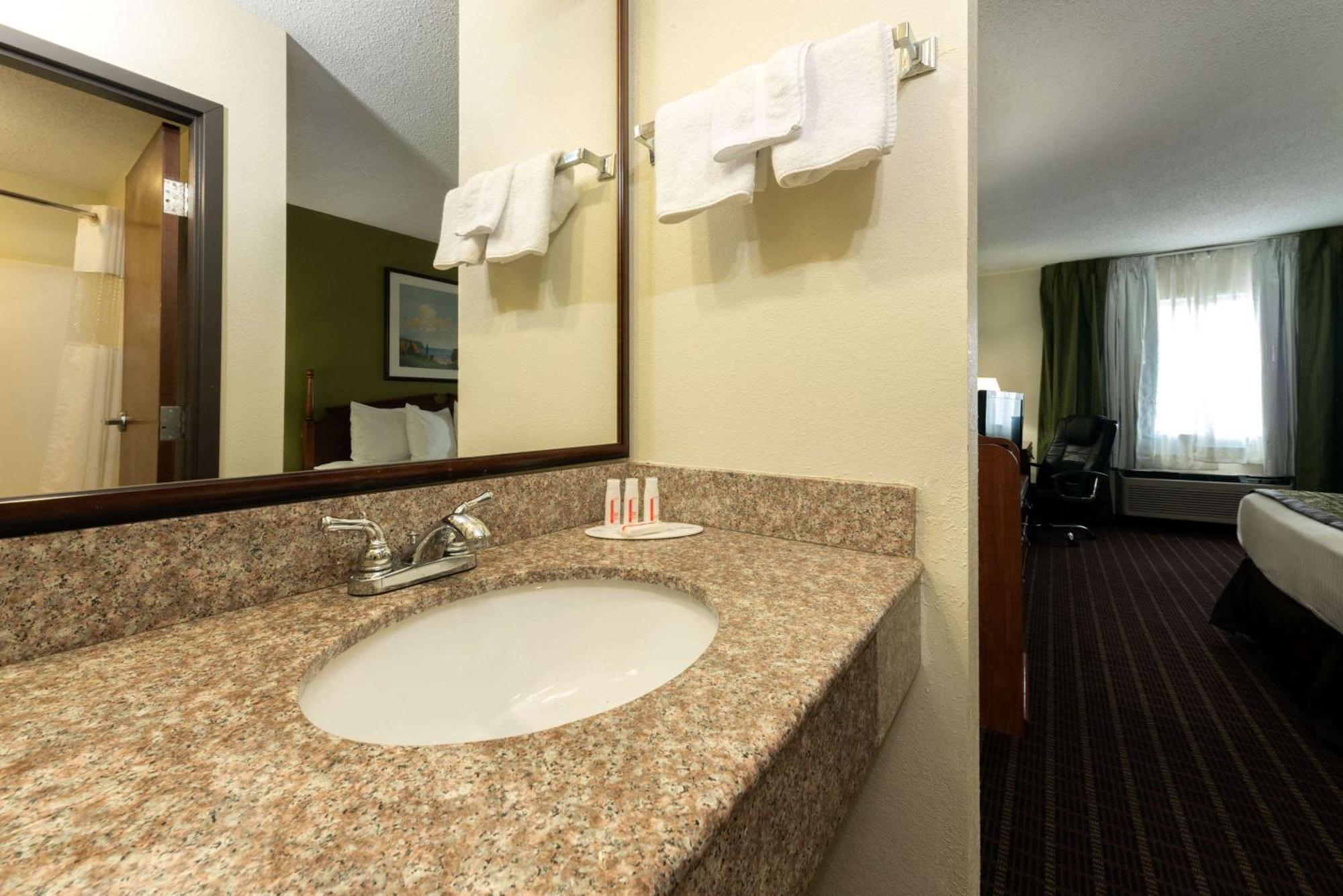Baymont By Wyndham Louisville South I 65 Brooks Bagian luar foto